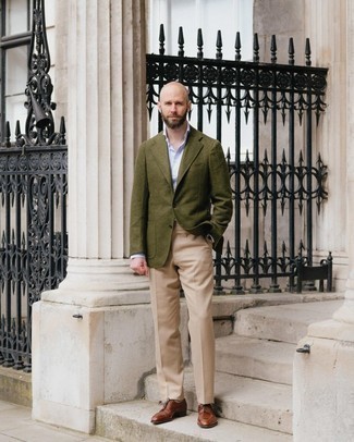 Beige Anzughose kombinieren – 1200+ Herren Outfits: Kombinieren Sie ein olivgrünes Wollsakko mit einer beige Anzughose für eine klassischen und verfeinerte Silhouette. Braune Leder Derby Schuhe sind eine kluge Wahl, um dieses Outfit zu vervollständigen.