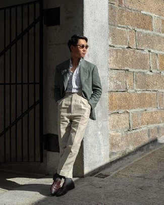 Herren Outfits 2021: Tragen Sie ein dunkelgrünes Sakko und eine hellbeige Anzughose für eine klassischen und verfeinerte Silhouette. Dieses Outfit passt hervorragend zusammen mit dunkelbraunen Leder Slippern.