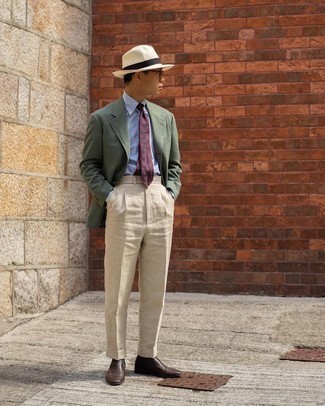 Hellbeige Leinen Anzughose kombinieren – 74 Herren Outfits: Entscheiden Sie sich für ein olivgrünes Sakko und eine hellbeige Leinen Anzughose für einen stilvollen, eleganten Look. Dunkelbraune Leder Slipper sind eine ideale Wahl, um dieses Outfit zu vervollständigen.