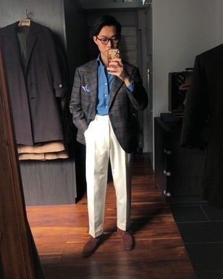 Dunkelblaues und grünes Hemd kombinieren – 500+ Elegante Herren Outfits: Geben Sie den bestmöglichen Look ab in einem dunkelblauen und grünen Hemd und einer weißen Anzughose. Fühlen Sie sich ideenreich? Entscheiden Sie sich für dunkelbraunen Wildleder Brogues.