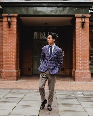 Braune Wollanzughose kombinieren – 129 Herren Outfits: Vereinigen Sie ein violettes Sakko mit Schottenmuster mit einer braunen Wollanzughose für einen stilvollen, eleganten Look. Dunkelbraune Leder Slipper sind eine großartige Wahl, um dieses Outfit zu vervollständigen.