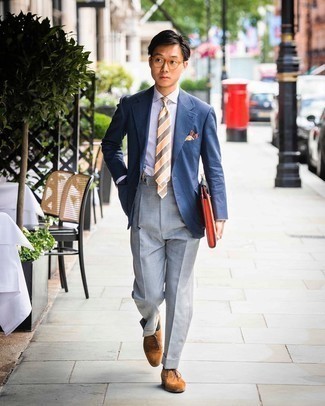 Taschen kombinieren – 500+ Herren Outfits: Kombinieren Sie ein dunkelblaues vertikal gestreiftes Sakko mit Taschen für einen entspannten Wochenend-Look. Komplettieren Sie Ihr Outfit mit braunen Wildleder Oxford Schuhen, um Ihr Modebewusstsein zu zeigen.