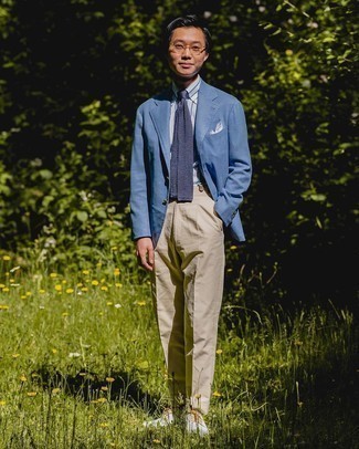 Blaues Sakko kombinieren – 500+ Sommer Herren Outfits: Kombinieren Sie ein blaues Sakko mit einer beige Anzughose für eine klassischen und verfeinerte Silhouette. Vervollständigen Sie Ihr Look mit weißen Leder Derby Schuhen. Dieses Outfit eignet sich perfekt für den Sommer.