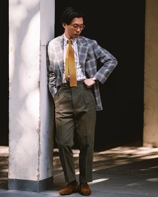 30 Jährige: Dunkelgraues Sakko kombinieren – 500+ Elegante Herren Outfits warm Wetter: Geben Sie den bestmöglichen Look ab in einem dunkelgrauen Sakko und einer olivgrünen Anzughose. Dunkelbraune Wildleder Slipper sind eine großartige Wahl, um dieses Outfit zu vervollständigen.