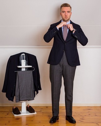 30 Jährige: Dunkelbraune bedruckte Krawatte kombinieren – 204 Herren Outfits: Kombinieren Sie ein dunkelblaues Sakko mit einer dunkelbraunen bedruckten Krawatte für eine klassischen und verfeinerte Silhouette. Schwarze Leder Oxford Schuhe sind eine ideale Wahl, um dieses Outfit zu vervollständigen.