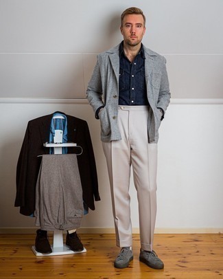 Graues Sakko kombinieren – 1200+ Herren Outfits: Vereinigen Sie ein graues Sakko mit einer hellbeige Anzughose für eine klassischen und verfeinerte Silhouette. Fühlen Sie sich mutig? Entscheiden Sie sich für dunkelgrauen Wildleder niedrige Sneakers.