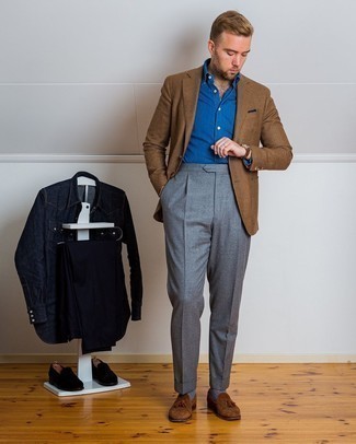 Einstecktuch kombinieren – 500+ Herren Outfits: Ein braunes Sakko mit Hahnentritt-Muster und ein Einstecktuch vermitteln eine sorglose und entspannte Atmosphäre. Ergänzen Sie Ihr Outfit mit braunen Wildleder Slippern mit Quasten, um Ihr Modebewusstsein zu zeigen.
