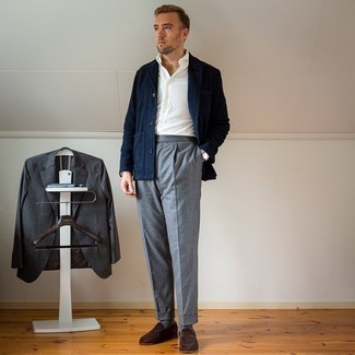 Elegante Outfits Herren 2021: Erwägen Sie das Tragen von einem dunkelblauen Strick Sakko und einer grauen Anzughose, um vor Klasse und Perfektion zu strotzen.