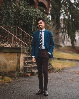 Dunkelbraune Anzughose kombinieren – 500+ Herren Outfits: Kombinieren Sie ein dunkelblaues Sakko mit einer dunkelbraunen Anzughose für einen stilvollen, eleganten Look. Vervollständigen Sie Ihr Look mit dunkelbraunen Leder Slippern.