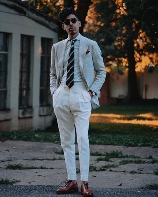 Graues vertikal gestreiftes Businesshemd kombinieren – 136 Herren Outfits: Entscheiden Sie sich für einen klassischen Stil in einem grauen vertikal gestreiften Businesshemd und einer weißen Anzughose. Komplettieren Sie Ihr Outfit mit braunen Leder Oxford Schuhen.