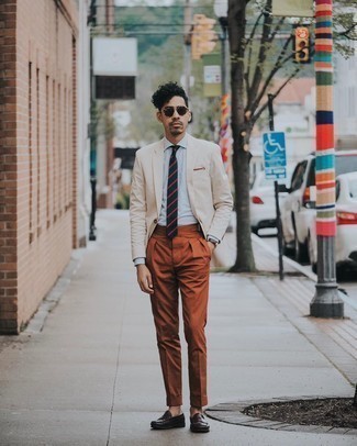 30 Jährige: Rote und dunkelblaue Krawatte kombinieren – 500+ Elegante Herren Outfits: Kombinieren Sie ein hellbeige Sakko mit einer roten und dunkelblauen Krawatte, um vor Klasse und Perfektion zu strotzen. Fühlen Sie sich mutig? Wählen Sie dunkelbraunen Leder Slipper.