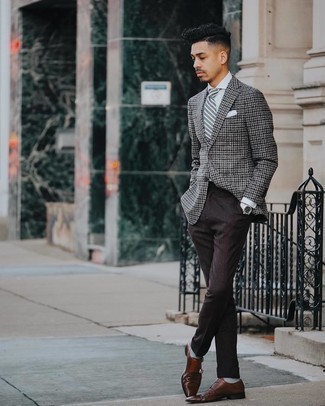 Graue horizontal gestreifte Krawatte kombinieren – 77 Herren Outfits: Kombinieren Sie ein graues Wollsakko mit Vichy-Muster mit einer grauen horizontal gestreiften Krawatte für einen stilvollen, eleganten Look. Dunkelbraune Doppelmonks aus Leder sind eine großartige Wahl, um dieses Outfit zu vervollständigen.