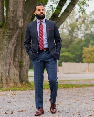 Rote Krawatte mit Schottenmuster kombinieren – 33 Herren Outfits: Paaren Sie ein dunkelblaues Sakko mit einer roten Krawatte mit Schottenmuster für einen stilvollen, eleganten Look. Dieses Outfit passt hervorragend zusammen mit dunkelroten Leder Oxford Schuhen.