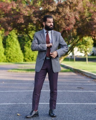 Braune Krawatte kombinieren – 500+ Herren Outfits: Kombinieren Sie ein graues Sakko mit Karomuster mit einer braunen Krawatte für einen stilvollen, eleganten Look. Schwarze Leder Oxford Schuhe fügen sich nahtlos in einer Vielzahl von Outfits ein.