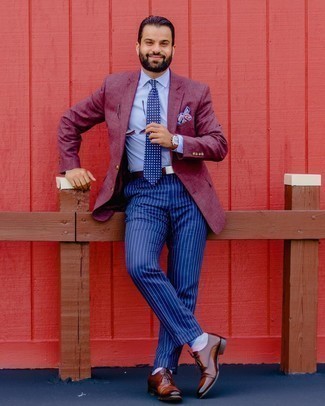 Braune Leder Oxford Schuhe kombinieren – 500+ Herren Outfits: Entscheiden Sie sich für ein dunkelrotes Sakko und eine dunkelblaue vertikal gestreifte Anzughose für eine klassischen und verfeinerte Silhouette. Putzen Sie Ihr Outfit mit braunen Leder Oxford Schuhen.
