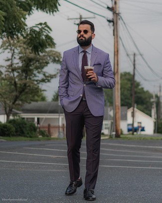 Violette Krawatte mit Paisley-Muster kombinieren – 28 Herren Outfits: Kombinieren Sie ein hellviolettes Sakko mit einer violetten Krawatte mit Paisley-Muster, um vor Klasse und Perfektion zu strotzen. Dieses Outfit passt hervorragend zusammen mit schwarzen Monks aus Leder.
