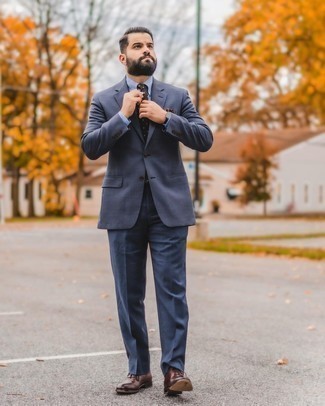 Dunkelbraune gepunktete Krawatte kombinieren – 165 Herren Outfits warm Wetter: Tragen Sie ein dunkelblaues Sakko mit Karomuster und eine dunkelbraune gepunktete Krawatte für einen stilvollen, eleganten Look. Fühlen Sie sich mutig? Ergänzen Sie Ihr Outfit mit dunkelbraunen Leder Oxford Schuhen.
