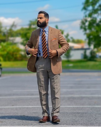 30 Jährige: Wie hellblaues Businesshemd mit brauner Leder Oxford Schuhe zu kombinieren – 13 Frühling Herren Outfits: Erwägen Sie das Tragen von einem hellblauen Businesshemd und einer grauen Anzughose für einen stilvollen, eleganten Look. Dieses Outfit passt hervorragend zusammen mit braunen Leder Oxford Schuhen. Dieses Outfit eignet sich perfekt für den Frühling.