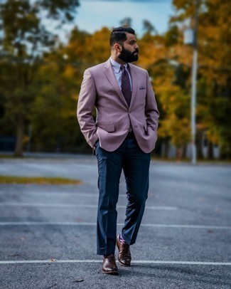 Lila Sakko kombinieren – 114 Herren Outfits: Geben Sie den bestmöglichen Look ab in einem lila Sakko und einer dunkelblauen Anzughose. Suchen Sie nach leichtem Schuhwerk? Ergänzen Sie Ihr Outfit mit dunkelbraunen Leder Brogues für den Tag.