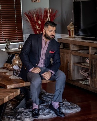 Dunkelrote Socken kombinieren – 500+ Herren Outfits: Entscheiden Sie sich für ein dunkelblaues Sakko und dunkelroten Socken für einen entspannten Wochenend-Look. Setzen Sie bei den Schuhen auf die klassische Variante mit schwarzen Leder Slippern mit Quasten.