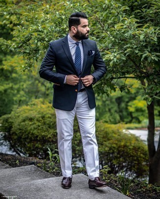 Dunkelblaues Sakko kombinieren – 500+ Herren Outfits warm Wetter: Vereinigen Sie ein dunkelblaues Sakko mit einer weißen Anzughose für einen stilvollen, eleganten Look. Vervollständigen Sie Ihr Look mit dunkelbraunen Leder Slippern.