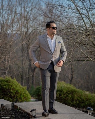 30 Jährige: Wie Slipper mit Quasten mit Sakkos zu kombinieren – 500+ Herren Outfits: Vereinigen Sie ein Sakko mit einer dunkelgrauen Anzughose für eine klassischen und verfeinerte Silhouette. Slipper mit Quasten sind eine gute Wahl, um dieses Outfit zu vervollständigen.