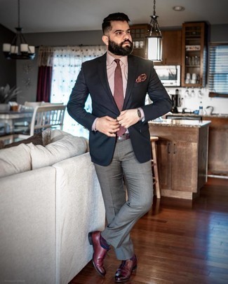 Dunkelrote Leder Oxford Schuhe kombinieren – 222 Herren Outfits: Vereinigen Sie ein schwarzes Sakko mit einer grauen Anzughose, um vor Klasse und Perfektion zu strotzen. Vervollständigen Sie Ihr Look mit dunkelroten Leder Oxford Schuhen.