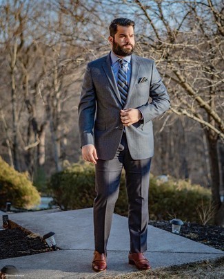 30 Jährige: Dunkelgraues Sakko kombinieren – 500+ Elegante Herren Outfits warm Wetter: Entscheiden Sie sich für ein dunkelgraues Sakko und eine dunkelgraue Anzughose für einen stilvollen, eleganten Look. Braune Doppelmonks aus Leder sind eine perfekte Wahl, um dieses Outfit zu vervollständigen.