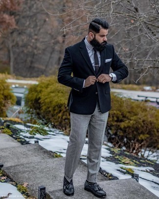 Dunkelgraues Einstecktuch kombinieren – 377 Herren Outfits warm Wetter: Entscheiden Sie sich für Komfort in einem dunkelblauen Wollsakko und einem dunkelgrauen Einstecktuch. Vervollständigen Sie Ihr Outfit mit dunkelblauen Leder Slippern mit Fransen, um Ihr Modebewusstsein zu zeigen.
