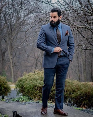 Dunkelbraune gepunktete Krawatte kombinieren – 165 Herren Outfits warm Wetter: Kombinieren Sie ein dunkelblaues Sakko mit Karomuster mit einer dunkelbraunen gepunkteten Krawatte für eine klassischen und verfeinerte Silhouette. Heben Sie dieses Ensemble mit dunkelbraunen Leder Oxford Schuhen hervor.