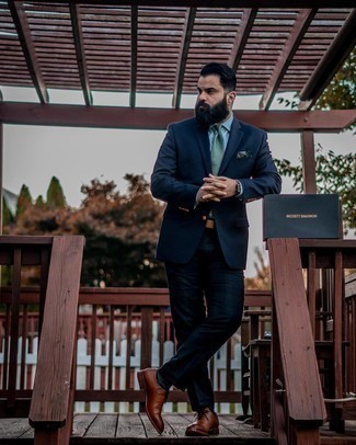 Dunkelgrünes bedrucktes Einstecktuch kombinieren – 129 Herren Outfits: Für ein bequemes Couch-Outfit, kombinieren Sie ein dunkelblaues Sakko mit einem dunkelgrünen bedruckten Einstecktuch. Wählen Sie braunen Leder Oxford Schuhe, um Ihr Modebewusstsein zu zeigen.