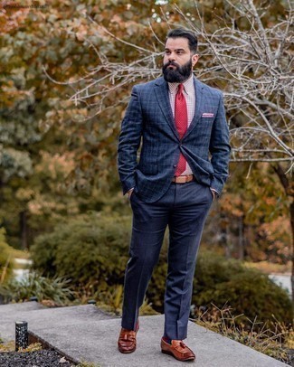 Rote Krawatte kombinieren – 500+ Herren Outfits: Kombinieren Sie ein dunkelblaues Sakko mit Schottenmuster mit einer roten Krawatte für einen stilvollen, eleganten Look. Braune Leder Slipper mit Quasten fügen sich nahtlos in einer Vielzahl von Outfits ein.