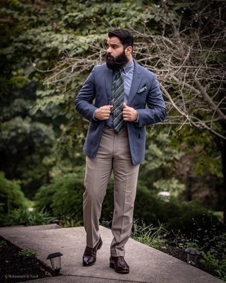 Dunkelblaues Sakko kombinieren – 500+ Herren Outfits warm Wetter: Kombinieren Sie ein dunkelblaues Sakko mit einer beige Anzughose für eine klassischen und verfeinerte Silhouette. Dunkelbraune Leder Oxford Schuhe sind eine ideale Wahl, um dieses Outfit zu vervollständigen.