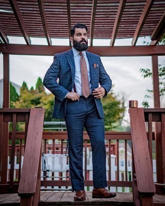 Dunkelbraune Leder Brogues kombinieren – 500+ Herren Outfits: Vereinigen Sie ein dunkelblaues Sakko mit Schottenmuster mit einer dunkelblauen Anzughose, um vor Klasse und Perfektion zu strotzen. Dieses Outfit passt hervorragend zusammen mit dunkelbraunen Leder Brogues.