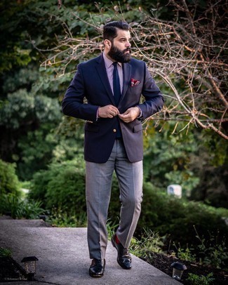 Dunkelblaues Sakko kombinieren – 500+ Herren Outfits: Kombinieren Sie ein dunkelblaues Sakko mit einer grauen Anzughose für eine klassischen und verfeinerte Silhouette. Warum kombinieren Sie Ihr Outfit für einen legereren Auftritt nicht mal mit schwarzen Leder Brogues?