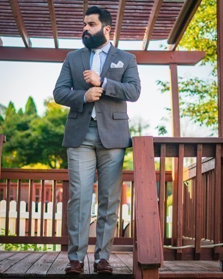 Dunkelgraues Wollsakko kombinieren – 500+ Herren Outfits: Kombinieren Sie ein dunkelgraues Wollsakko mit einer grauen Anzughose für eine klassischen und verfeinerte Silhouette. Komplettieren Sie Ihr Outfit mit dunkelbraunen Leder Slippern.