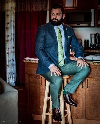 Welche Oxford Schuhe mit dunkelgrüner Anzughose zu tragen – 18 Elegante Herren Outfits warm Wetter: Machen Sie sich mit einem dunkelblauen Sakko und einer dunkelgrünen Anzughose einen verfeinerten, eleganten Stil zu Nutze. Oxford Schuhe sind eine kluge Wahl, um dieses Outfit zu vervollständigen.