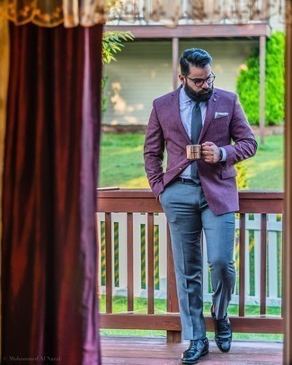Hellblaues gepunktetes Einstecktuch kombinieren – 22 Herren Outfits: Entscheiden Sie sich für ein violettes Sakko und ein hellblaues gepunktetes Einstecktuch für einen entspannten Wochenend-Look. Wählen Sie dunkelblauen Leder Brogues, um Ihr Modebewusstsein zu zeigen.