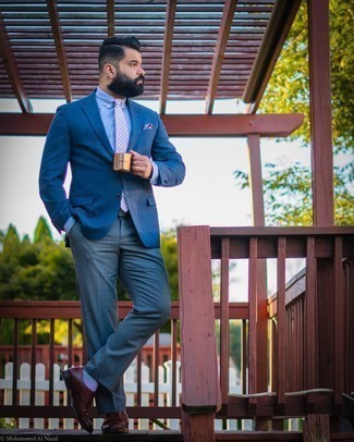 Hellblaues Businesshemd kombinieren – 500+ Herren Outfits: Kombinieren Sie ein hellblaues Businesshemd mit einer dunkelgrauen Anzughose für einen stilvollen, eleganten Look. Fühlen Sie sich mutig? Vervollständigen Sie Ihr Outfit mit dunkelbraunen Doppelmonks aus Leder.