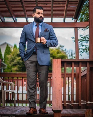 Braune Strick Krawatte kombinieren – 135 Herren Outfits: Kombinieren Sie ein dunkelblaues Sakko mit Karomuster mit einer braunen Strick Krawatte für eine klassischen und verfeinerte Silhouette. Dunkelbraune Leder Brogues sind eine gute Wahl, um dieses Outfit zu vervollständigen.
