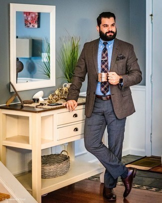 Violette Krawatte mit Schottenmuster kombinieren – 5 Herren Outfits: Kombinieren Sie ein dunkelbraunes Wollsakko mit einer violetten Krawatte mit Schottenmuster für einen stilvollen, eleganten Look. Dieses Outfit passt hervorragend zusammen mit dunkelroten Leder Brogues.