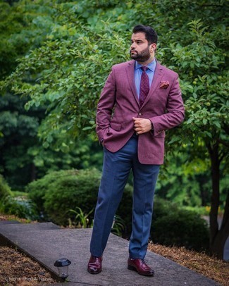Lila Sakko kombinieren – 114 Herren Outfits: Entscheiden Sie sich für ein lila Sakko und eine dunkelblaue Anzughose für eine klassischen und verfeinerte Silhouette. Ergänzen Sie Ihr Look mit dunkelroten Leder Oxford Schuhen.