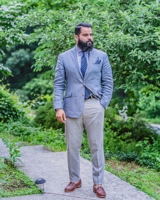 30 Jährige: Graue Anzughose kombinieren – 500+ Herren Outfits: Tragen Sie ein hellblaues Sakko und eine graue Anzughose, um vor Klasse und Perfektion zu strotzen. Dunkelbraune Leder Slipper sind eine ideale Wahl, um dieses Outfit zu vervollständigen.