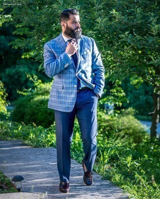 Blaues Sakko mit Schottenmuster kombinieren – 356 Herren Outfits: Kombinieren Sie ein blaues Sakko mit Schottenmuster mit einer dunkelblauen Anzughose für einen stilvollen, eleganten Look. Dunkelbraune Leder Slipper sind eine ideale Wahl, um dieses Outfit zu vervollständigen.