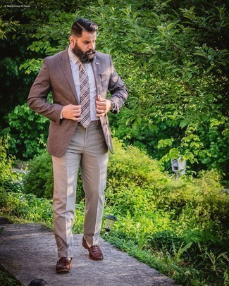 Beige Krawatte mit Schottenmuster kombinieren – 25 Herren Outfits warm Wetter: Entscheiden Sie sich für einen klassischen Stil in einem braunen Sakko und einer beige Krawatte mit Schottenmuster. Komplettieren Sie Ihr Outfit mit dunkelbraunen Leder Slippern.