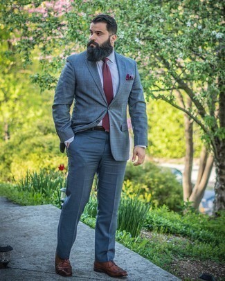 Dunkelrote Krawatte kombinieren – 500+ Elegante Herren Outfits: Tragen Sie ein graues Sakko mit Schottenmuster und eine dunkelrote Krawatte für eine klassischen und verfeinerte Silhouette. Bringen Sie die Dinge durcheinander, indem Sie dunkelbraunen Leder Brogues mit diesem Outfit tragen.