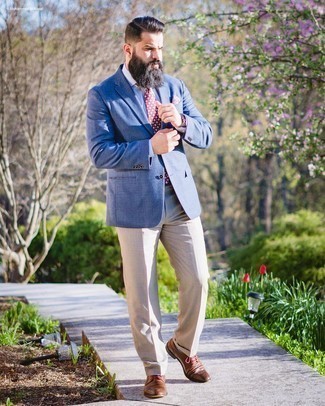 Dunkelblaues Sakko kombinieren – 500+ Herren Outfits: Kombinieren Sie ein dunkelblaues Sakko mit einer hellbeige Anzughose, um vor Klasse und Perfektion zu strotzen. Ergänzen Sie Ihr Look mit braunen Leder Derby Schuhen.