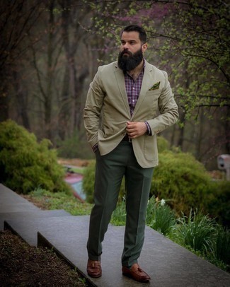 Dunkelgrünes Einstecktuch kombinieren – 317 Herren Outfits: Tragen Sie ein olivgrünes Sakko und ein dunkelgrünes Einstecktuch für einen entspannten Wochenend-Look. Fühlen Sie sich mutig? Komplettieren Sie Ihr Outfit mit braunen Leder Slippern mit Quasten.