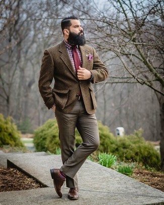 Braune Jacke kombinieren – 1200+ Herren Outfits: Etwas Einfaches wie die Wahl von einer braunen Jacke und einer braunen Anzughose kann Sie von der Menge abheben. Dunkelbraune Leder Derby Schuhe sind eine ideale Wahl, um dieses Outfit zu vervollständigen.