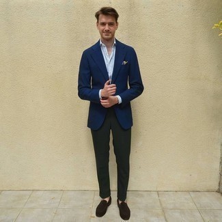 30 Jährige: Dunkeltürkise Anzughose kombinieren – 252 Herren Outfits: Entscheiden Sie sich für ein dunkelblaues Sakko und eine dunkeltürkise Anzughose für eine klassischen und verfeinerte Silhouette. Dunkelbraune Wildleder Slipper sind eine perfekte Wahl, um dieses Outfit zu vervollständigen.